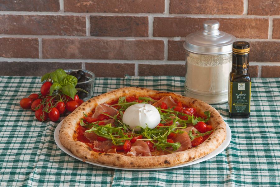 Burrata and prosciutto pizza